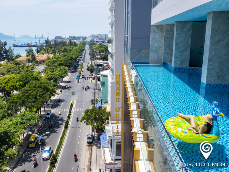 Hồ bơi khách sạn Grand Gosia Nha Trang